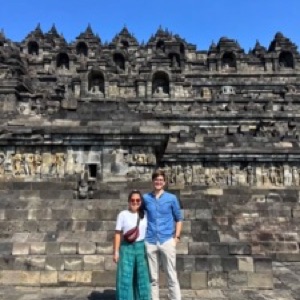 Depuis Yogyakarta, au centre de l'île de Java, on trouve à proximité le temple bouddhique de Borobudur, à l'ouest, et le temple hindouiste de Prambanan, à l'est..#Indonesia #temple #borobudur